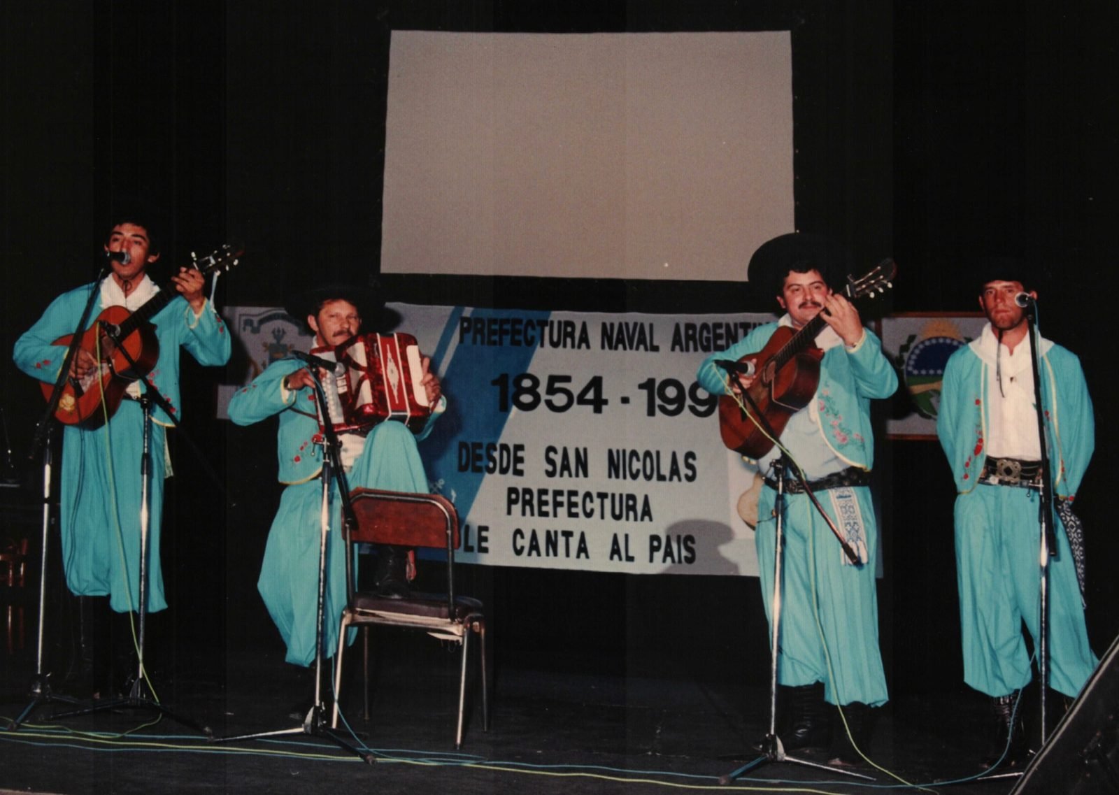 Desde San Nicolás, la Prefectura le canta al país.